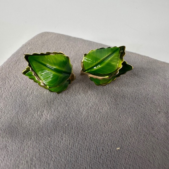giovanni Jewelry - Vintage Giovanni Green Enamel Double Leaf Gold Tone‎ Clip On Earrings Signed
